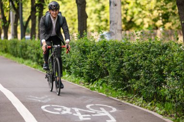 İşe koyulalım. Genç yönetici işe giderken elektrikli scooter kullanıyor.