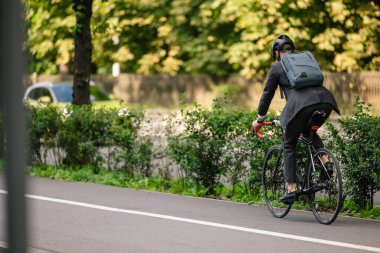 İşe koyulalım. Genç yönetici işe giderken elektrikli scooter kullanıyor.