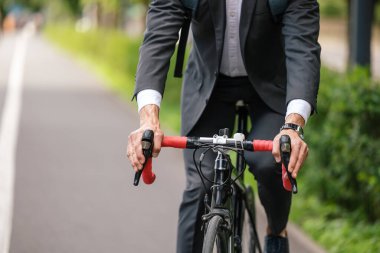 İşe koyulalım. Genç yönetici işe giderken elektrikli scooter kullanıyor.