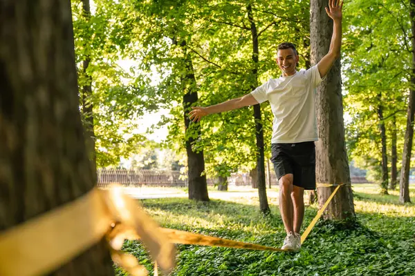 Slacklining Mann Sportkleidung Beim Slacklining Wald — Stockfoto
