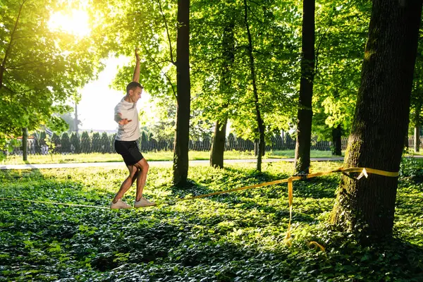 Slacklining Mann Sportkleidung Beim Slacklining Wald — Stockfoto