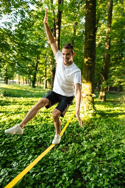 Ausgewogen Junger Mann Weißem Shirt Und Kurzer Hose Seil Balanciert — Stockfoto