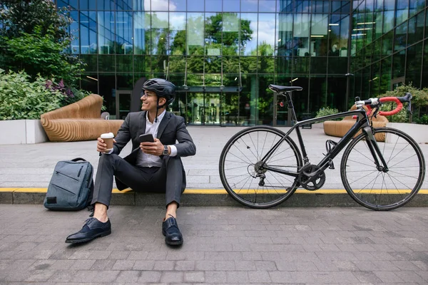 Mornig咖啡 骑自行车到办公室后喝了咖啡的放血男人 — 图库照片