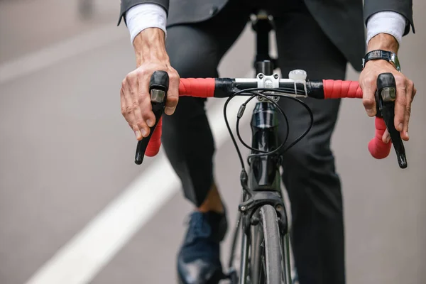 Bisikletli Bir Adam Bisiklet Süren Bir Adamın Yakın Plan Fotoğrafı — Stok fotoğraf