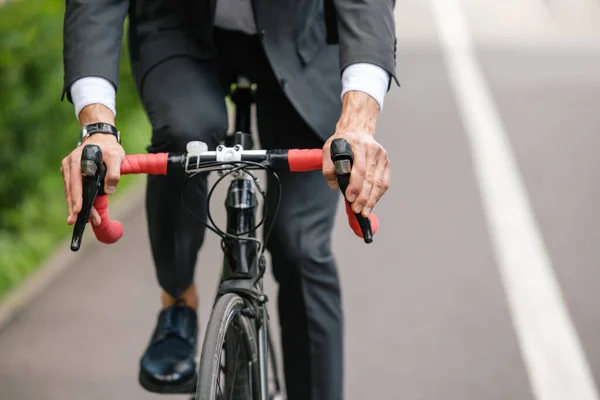 自転車に乗っている男 自転車に乗っている男性の写真を閉じる — ストック写真
