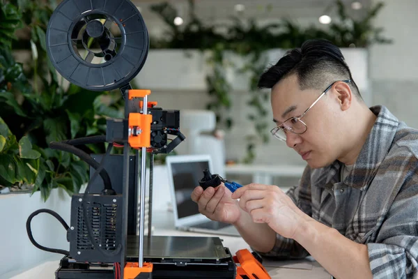 亚洲设计师工程师在实验室使用3D打印机 研究产品原型 技术及创新概念 — 图库照片