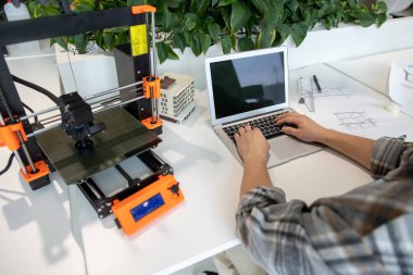 Tanımlanamayan bir adam bilgisayarında boş ekranla yazı yazıyor ve yaratıcı laboratuarda çalışıyor..