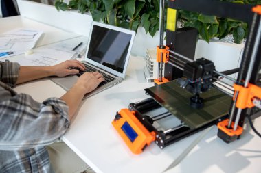 Tanımlanamayan bir adam bilgisayarında boş ekranla yazı yazıyor ve yaratıcı laboratuarda çalışıyor..