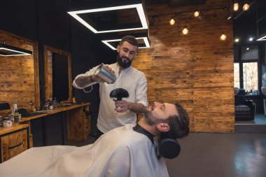 Çekici beyaz adam berber dükkanında mükemmel sakal bırakıyor..