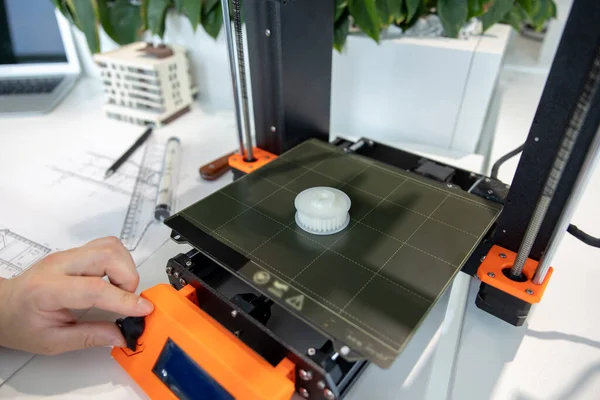 人工检查3D打印机的闭塞 实验室3D打印机的制造过程 — 图库照片