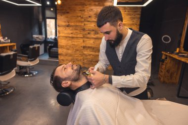 Çekici beyaz adam berber dükkanında mükemmel sakal bırakıyor..