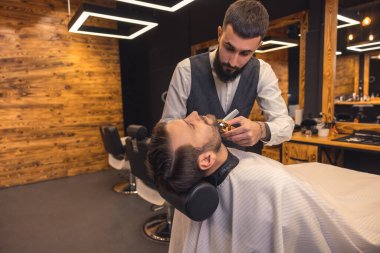 Genç adam sakal saç berber, Kuaför tarafından getting sakallı.