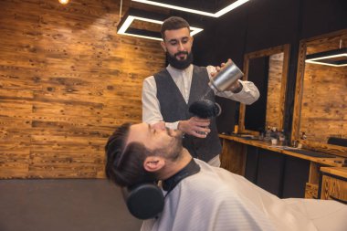 Çekici beyaz adam berber dükkanında mükemmel sakal bırakıyor..