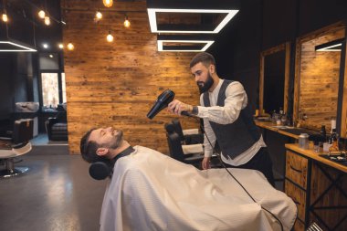 Genç adam sakal saç berber, Kuaför tarafından getting sakallı.