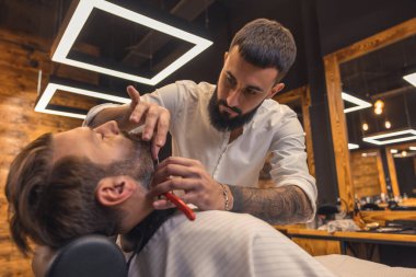 Genç adam sakal saç berber, Kuaför tarafından getting sakallı.