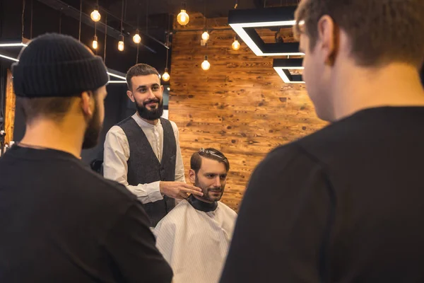 Professionale Barbiere Insegna Allo Studente Fare Mens Acconciature Sul Modello — Foto Stock
