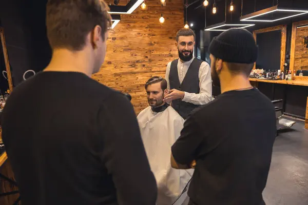 Професійний Перукар Вчить Студента Робити Чоловічі Зачіски Моделі — стокове фото
