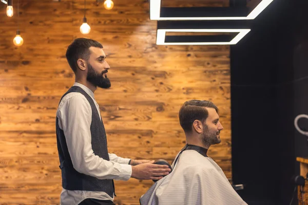 Hombre Atractivo Consiguiendo Nuevo Corte Pelo Moda Peinado Con Peluquero — Foto de Stock