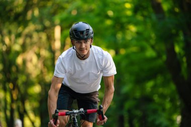 Gezintiye çıktım. Ormanda bisiklet süren genç bir bisikletçi.