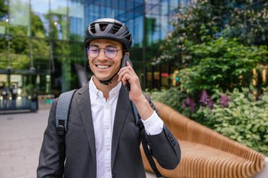 Telefon var. Hemlet giymiş genç yakışıklı adam telefonda konuşuyor.