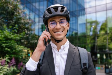 Telefon var. Hemlet giymiş genç yakışıklı adam telefonda konuşuyor.