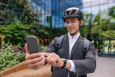 Selfie. Zarif takım elbiseli ve etekli genç adam selfie yapıyor.