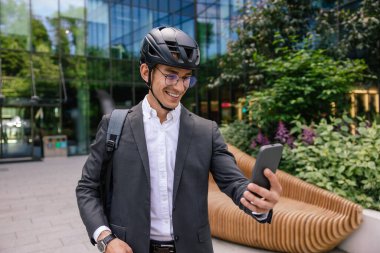 Selfie. Zarif takım elbiseli ve etekli genç adam selfie yapıyor.