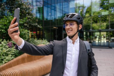 Selfie. Zarif takım elbiseli ve etekli genç adam selfie yapıyor.