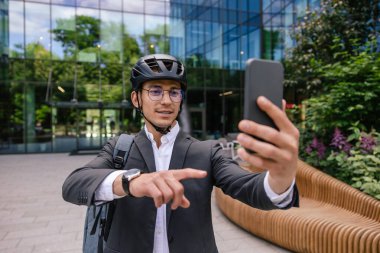 Selfie. Zarif takım elbiseli ve etekli genç adam selfie yapıyor.