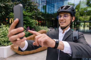 Selfie. Zarif takım elbiseli ve etekli genç adam selfie yapıyor.
