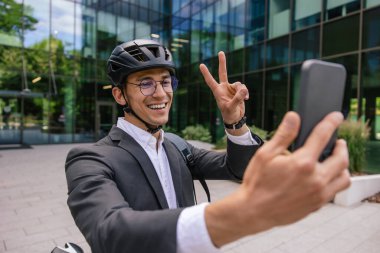 Selfie. Zarif takım elbiseli ve etekli genç adam selfie yapıyor.