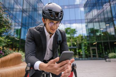 Selfie. Zarif takım elbiseli ve etekli genç adam selfie yapıyor.