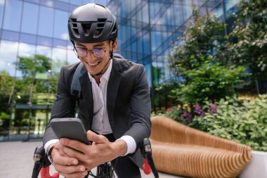 Video görüşmesinde. Gülümseyen ve heyecan verici genç Manin Hemlet 'in video çağrısı var.