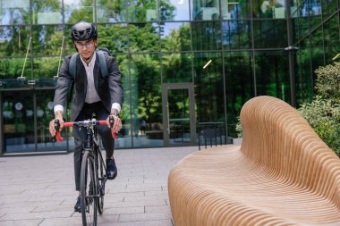 Ekolojik ulaşım. Genç işadamı işe giderken eko scooter kullanıyor.