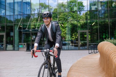Ekolojik ulaşım. Genç işadamı işe giderken eko scooter kullanıyor.