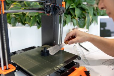 Ürün prototipi, teknoloji ve yenilik kavramında 3D yazıcı kullanan Asyalı tasarımcı mühendisi.