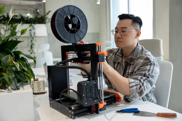Hombre Ingeniería Asiática Diseñando Piezas Mecánicas Usando Impresora Oficina —  Fotos de Stock