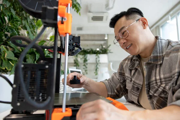 Hombre Ingeniería Asiática Diseñando Piezas Mecánicas Usando Impresora Oficina —  Fotos de Stock
