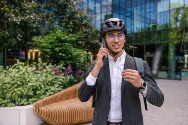 Telefon var. Hemlet giymiş genç yakışıklı adam telefonda konuşuyor.