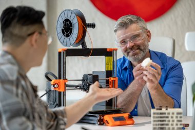 Mimarlık için 3D yazıcı, FDM teknolojisi kullanan ev modelleri yapan iş arkadaşları..