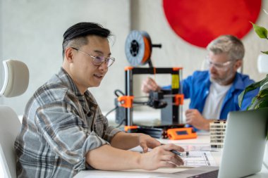 Mimarlık için 3D yazıcı, FDM teknolojisi kullanan ev modelleri yapan iş arkadaşları..