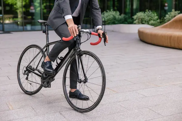 Hyra Cykel Man Använder Mobilappen Och Låsa Upp Parkeringen — Stockfoto