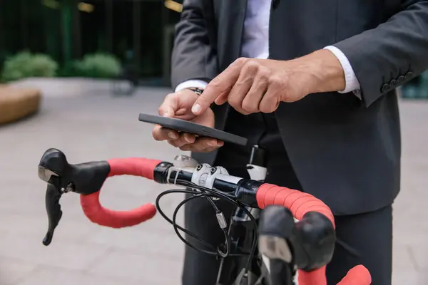 Leihen Sie Sich Ein Fahrrad Mann Nutzt Handy App Und — Stockfoto