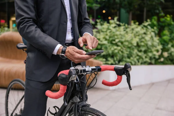 Leihen Sie Sich Ein Fahrrad Mann Nutzt Handy App Und — Stockfoto
