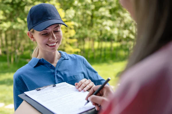Smiling Male Courier Delivering Parcel Customer Signs Delivery Documents — Stock Photo, Image