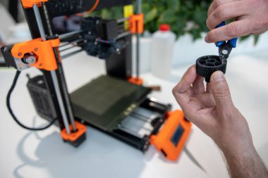 Modern 3D yazıcı ekipmanı ve ofiste çalışan tanınmayan bir adam..