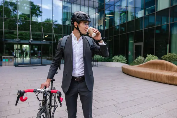 Człowiek Rowerem Młody Biznesmen Noszący Ochronny Hemlet Przed Jazdą Rowerze — Zdjęcie stockowe