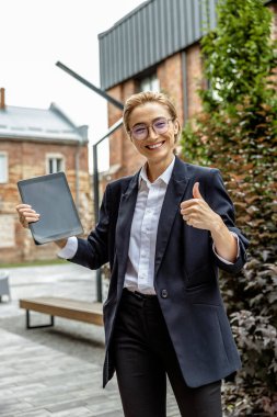 İşten sonra. İyi görünümlü genç bir iş kadını halinden memnun ve keyifli görünüyor.