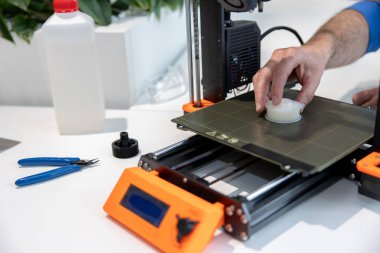 Modern 3D yazıcı ekipmanı ve ofiste çalışan tanınmayan bir adam..