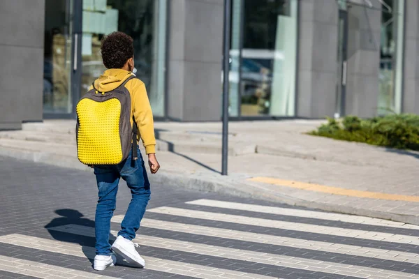 Crosswalk Schoolboy Backpack His Back Crossing Street — Stock Photo, Image